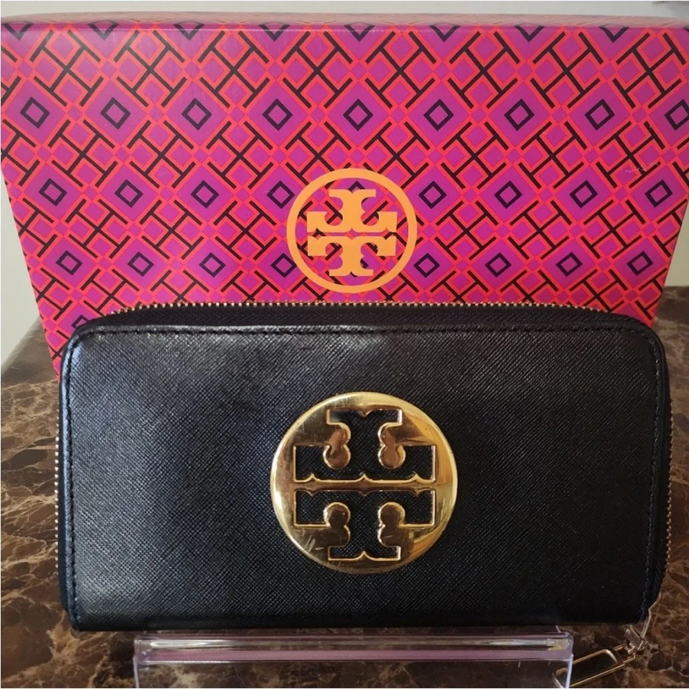 Tory Burch Black Wallet with Gold Logo comes with Dust bags only🌹
